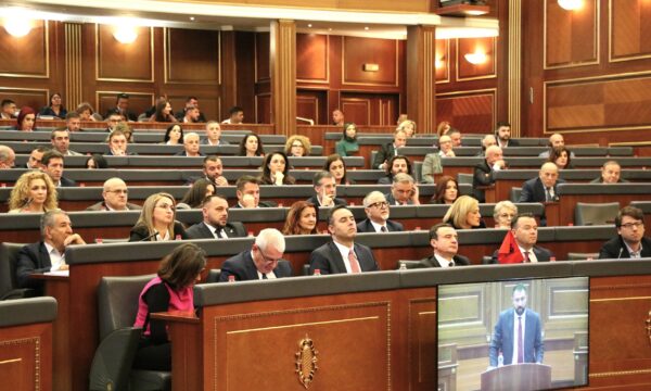 Raportohet se VV ka filluar të mbledhë nënshkrime për seancë të re, Kurti dje zgjedhjet i pa si punë të kryer