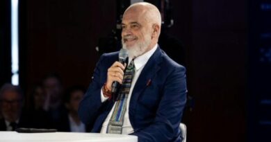 Edi Rama: Ministrja virtuale pret 83 fëmijë, së shpejti “asistentë” për deputetët e PS-së