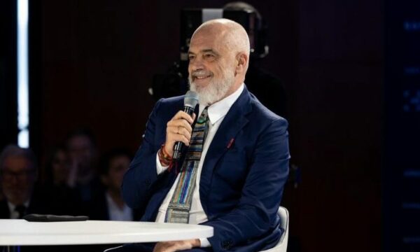 Edi Rama: Ministrja virtuale pret 83 fëmijë, së shpejti “asistentë” për deputetët e PS-së