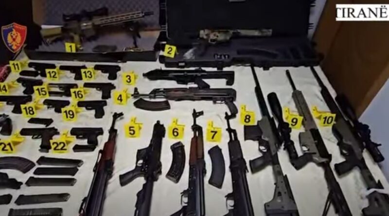 Arrestohet 34 vjeçari në Tiranë, posedonte armë sa për një ushtri (Pamje)