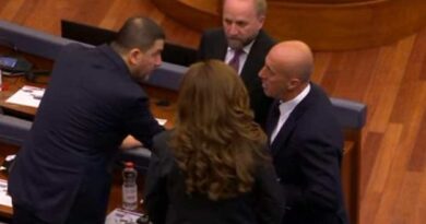 Para seancës “Kurti 3”, liderët e opozitës shihen në diskutim kokë më kokë