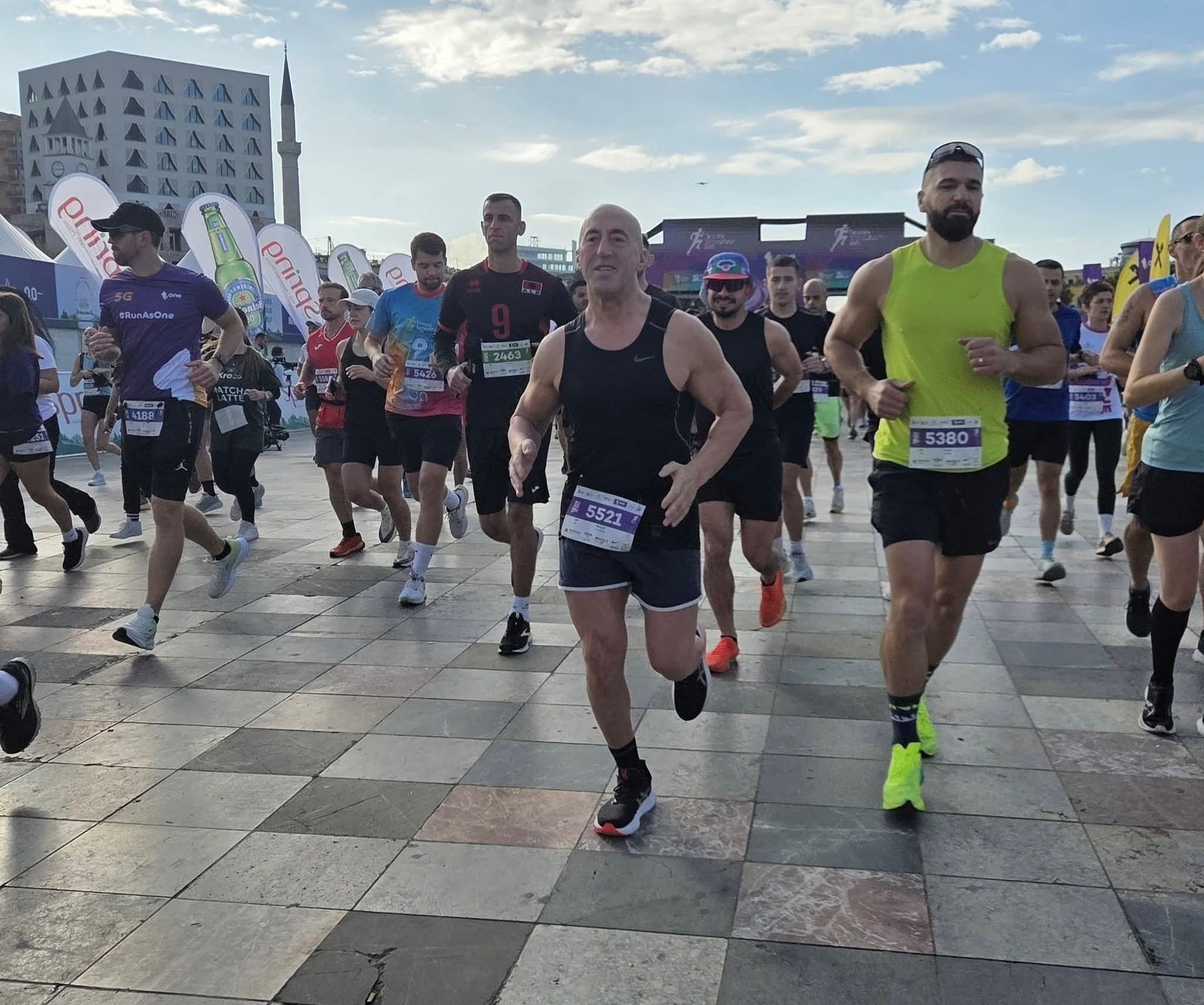 Haradinaj i bashkohet maratonës së Tiranës në vrapim