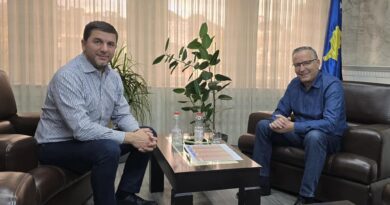 Krasniqi takon Hamzën në zyrën e kryetarit: Pas Bedriut vjen Ariani, puna e mirë në Mitrovicë nuk do të ndalet