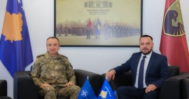 Maqedonci takohet me Komandantin e KFOR’it, flasin rreth situatës së sigurisë