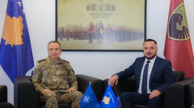 Maqedonci takohet me Komandantin e KFOR’it, flasin rreth situatës së sigurisë