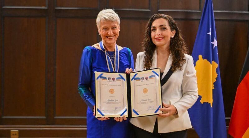 “E bëri kauzën e Kosovës pjesë të ndërgjegjes europiane”, Osmani në Berlin i ndan medalje politikanes gjermane