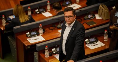 Besian Mustafa thotë se pas 8 muajve me lojëra politike të Kurtit, gënjeshtra doli lakuriq para gjithë botës