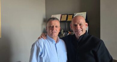 Haradinaj i shkon në zyrë Lladrovcit, e uron për fitoren në Drenas