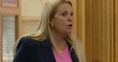 Ironizon Kadrijaj: Sot keni mujtë me pa një Albin të urtë, të butë