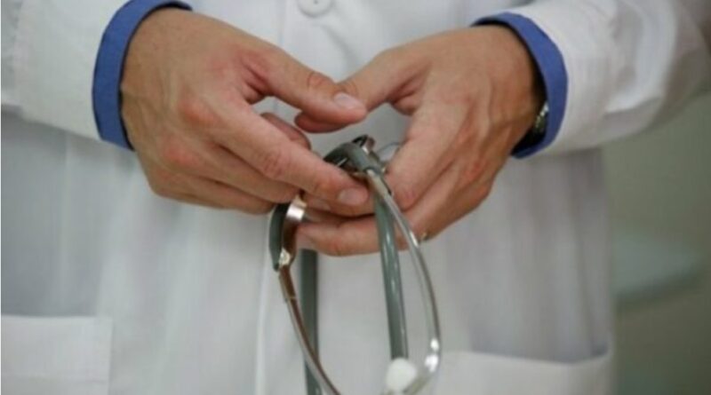 Mjeku i arrestuar në Vushtrri dyshohet se mori 10 deri në 50 euro për të lëshuar raporte për pushim mjekësor