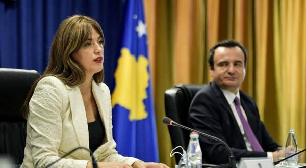 A do t’u kërkoni falje qytetarëve që keni gënjyer se i keni votat për Qeveri – si u përgjigj Albulena Haxhiu