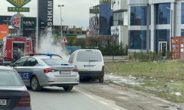Pamje të reja të automjetit që u kaplua nga flakët, policia e zjarrfikësit në vendngjarje