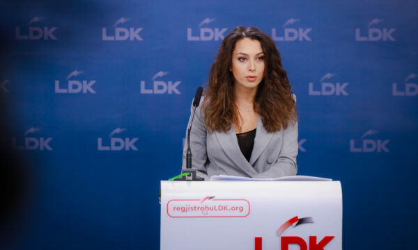 Kica-Xhelili: Presidentja t’ia kërkojë listën me 61 nënshkrime Kurtit, mandatim pa numra s’ka