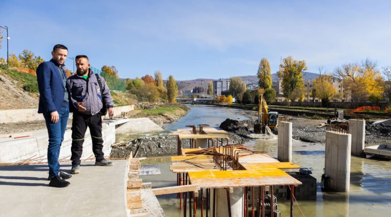 Arian Tahiri viziton vendpunishten e dëmtuar të urës së re: Mitrovica ka nevojë për besim dhe bashkëpunim