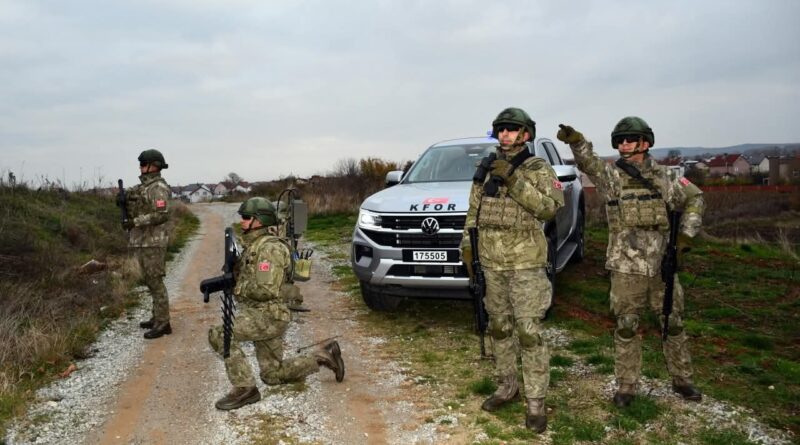 Ushtarët turq të KFOR-it patrullojnë nëpër Kosovë: Japin kontribut për stabilitetin rajonal dhe luajnë një rol kyç