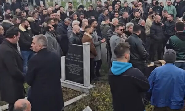 Mes shumë të pranishmëve, varroset Shpat Kasapi