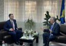 Gjest i lartë i Bedri Hamzës, e pret me dashamirësi, e uron dhe ia dorëzon mandatin Faton Pecit