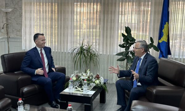 Gjest i lartë i Bedri Hamzës, e pret me dashamirësi, e uron dhe ia dorëzon mandatin Faton Pecit