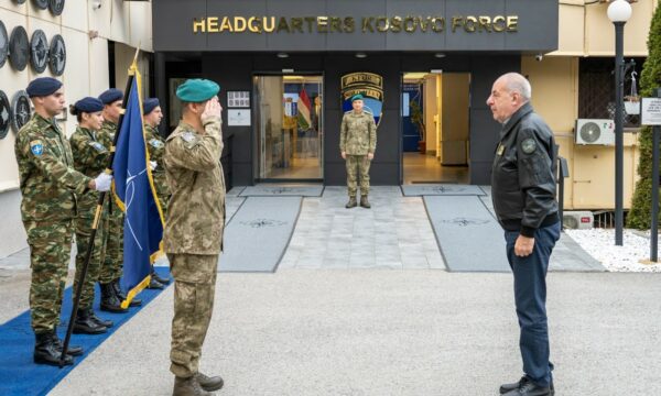 Presidenti i Hungarisë së pari takohet me komandantin e KFOR-it, merr një “përditësim mbi situatën e sigurisë në Kosovë”