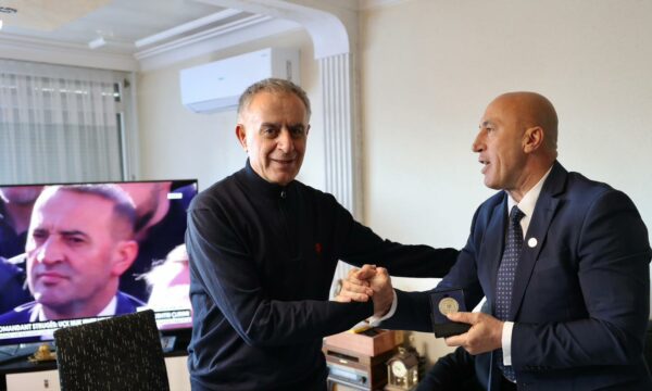 Haradinaj takon Isni Kilajn, e uron për lirimin: Kënaqësi e madhe të takosh miq të vjetër, e falënderojmë nga zemra për shërbimin ndaj Atdheut