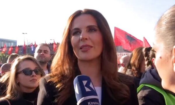 Vlora Çitaku në protestën për ish-krerët e UÇK-së: Jam këtu si shqiptare, jo si zyrtare politike