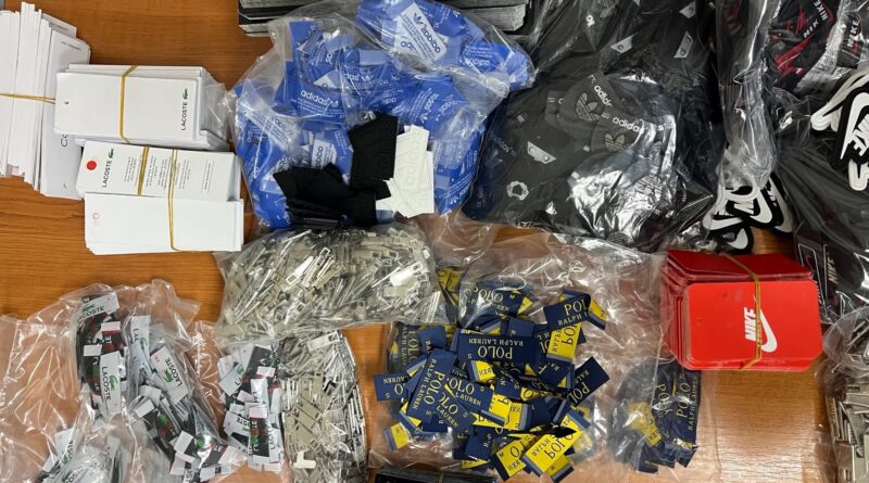 Dogana konfiskon në Han të Elezit rreth 4500 ektiketa, veshje e aksesorë metalikë të markave të njohura- detaje