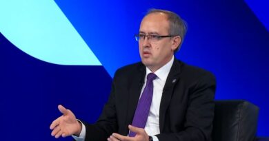 Hoti: Vjosa Osmani është dorë e zgjatur e Albin Kurtit, s’po luan rolin e presidentes