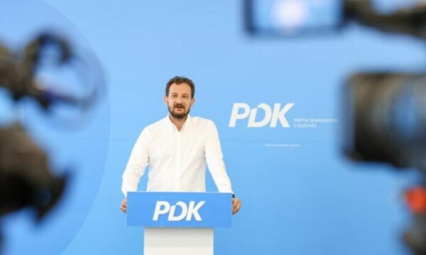 Bernard Nikaj tërhiqet nga kandidatura e tij për deputet, thotë se do të punojë për fitoren e Bedri Hamzës