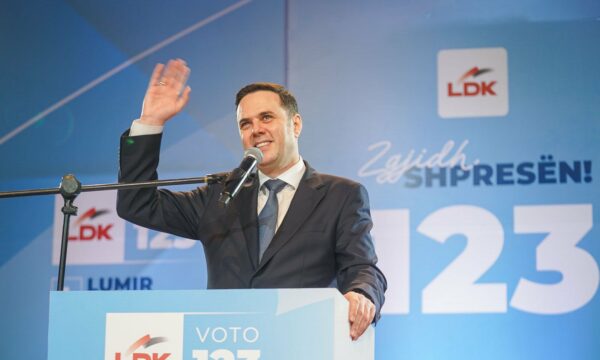 Abdixhiku: Populizëm në publik, korrupsion në WhatsApp