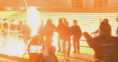 Molotov drejt Kryeministrisë në Tiranë, lëndohen dy policë