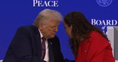 Osmani nënshkruan dokumentin për themelimin e Bordit të Paqes, bisedon pak me Trump