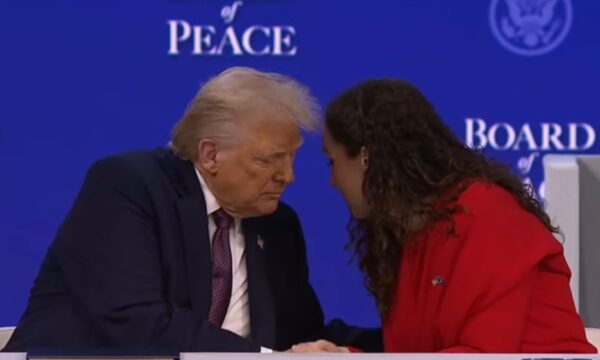 Osmani nënshkruan dokumentin për themelimin e Bordit të Paqes, bisedon pak me Trump