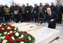 Haradinaj bën homazhe për Jusuf e Bardhosh Gërvallën dhe Kadri Zekën