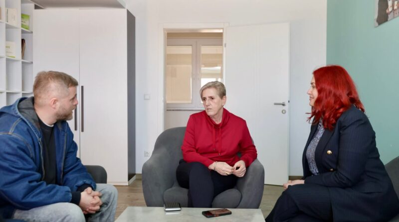 Përfaqësuesit e “Liria ka Emër” takohen me Fahrije Hotin: Marshi “Drejtësi, jo politikë” është zë i ndërgjegjes dhe thirrje për drejtësi të vërtetë