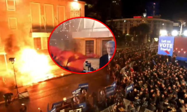 Protesta e PD-së në Shqipëri – Hidhet molotov, policia përgjigjet me gaz lotsjellës, Berisha flet për fitore