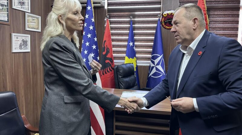 Kryeveteranja amerikane vjen në Kosovë – viziton OVL-UÇK-në