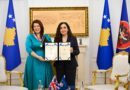 Presidentja Osmani i ndan Medaljen Presidenciale të Meritave deputetes britanike, Alicia Kearns: E palëkundur mbështeti sovranitetin e Kosovës