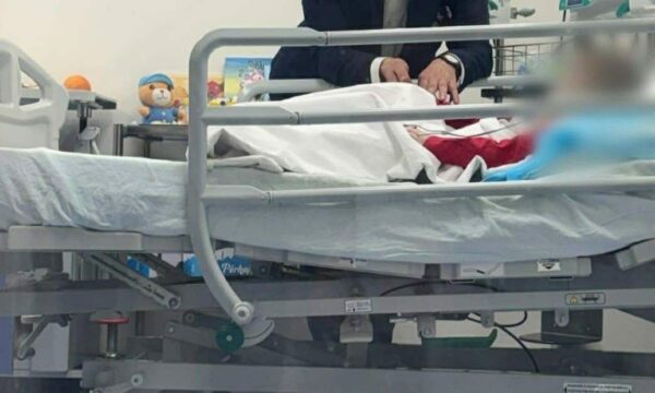 5-vjeçari nga Lipjani që dyshohet  se u keqtrajtua nga prindërit i nënshtrohet operimit në shputa, gjendja stabile