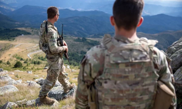 Kurti alarmoi për ushtrimet e parashutistëve afër kufirit, KFOR: Ishim të njoftuar nga ushtria serbe, s’janë kërcënim për sigurinë