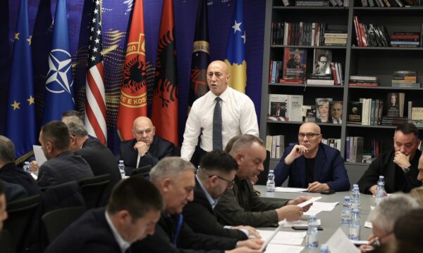 AAK dënon ashpër ekspozitën për masakrat: Fyerje, do i kërkojmë llogari Haxhiut – lëndon familjet e të vrarëve