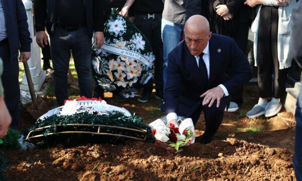 Ramush Haradinaj në varrimin e nipit të Agim Çekut: Ndarje e rëndë, uroj që familja ta gjejë forcën