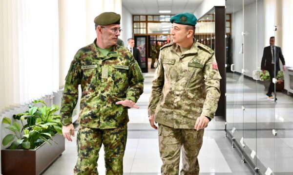 Takimi i Ulutas me shefin e ushtrisë serbe në Beograd, KFOR: Pjesë e komunikimeve të rregullta, diskutime për shumë tema