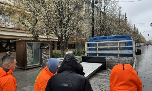 Puntorët e Komunës heqin nga sheshi tabelat e ekspozitës me pasaktësi për viktimat, publikohen pamjet