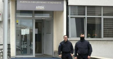 U.D. drejtorja dhe dy zyrtare të tjera të ARBK-së shoqërohen në Polici, aksioni vazhdon