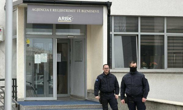 U.D. drejtorja dhe dy zyrtare të tjera të ARBK-së shoqërohen në Polici, aksioni vazhdon