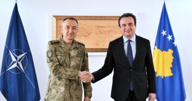 Kurti pret në takim komandantin e KFOR-it, flasin për sfidat e sigurisë në “një kohë të ndryshimeve të mëdha”