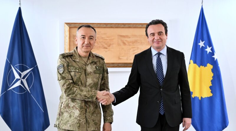 Kurti pret në takim komandantin e KFOR-it, flasin për sfidat e sigurisë në “një kohë të ndryshimeve të mëdha”