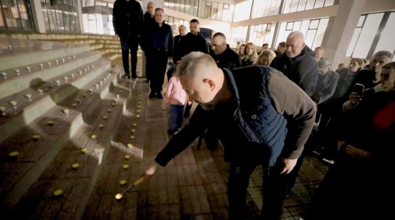 Ndizen qirinj në Skenderaj në nderim të viktimave të Izbicës, Lushtaku: Ekspozita e Gashit është fyerje për viktimat