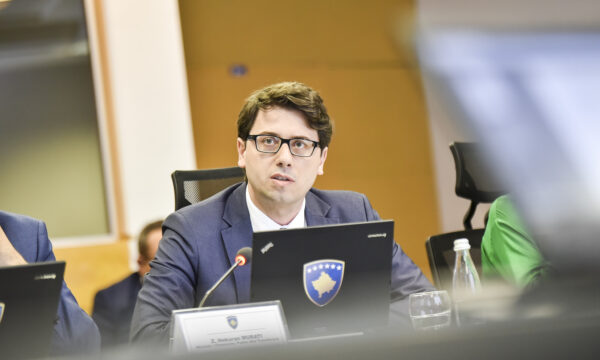 Murati tregon se kujt i takon paga e 13-të në sektorin publik