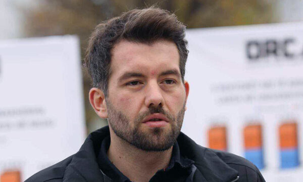 Rron Gjinovci kërkon falje – dje i fajësoi familjarët që të burgosurit i kanë prezantuar si ushtarë për pensione